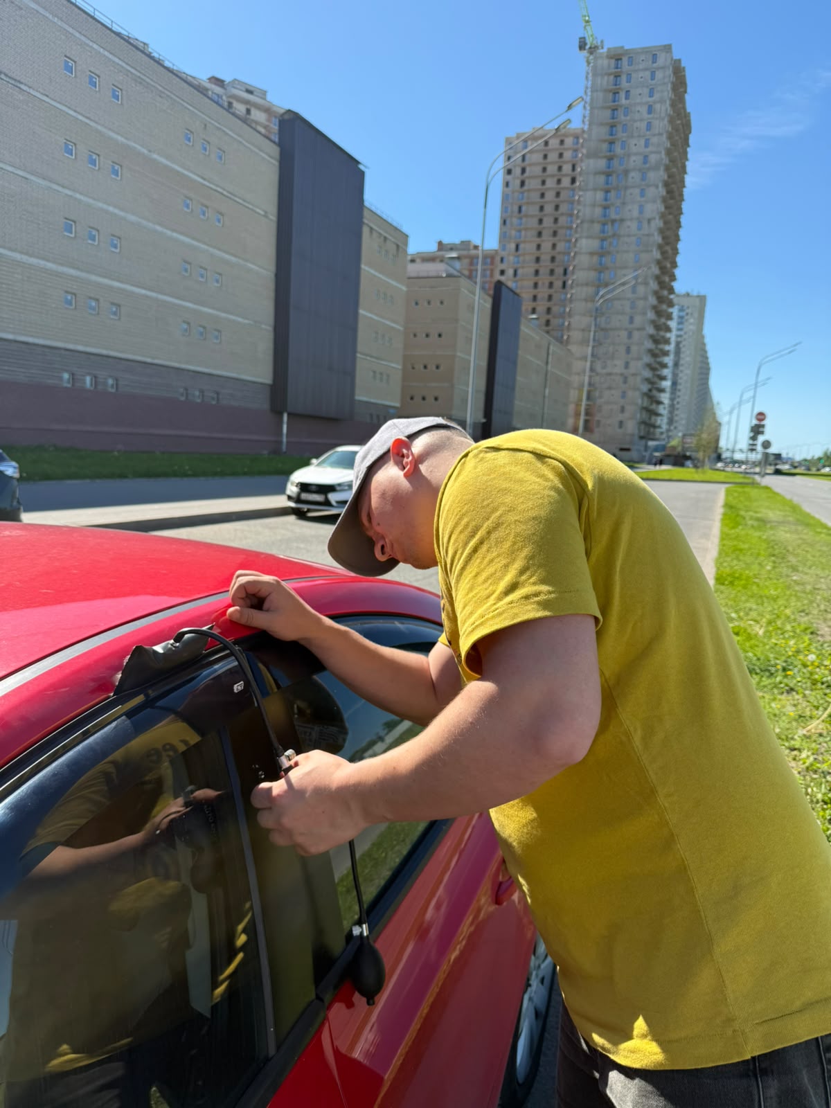 Аварийное вскрытие автомобиля мастером в Щеглово